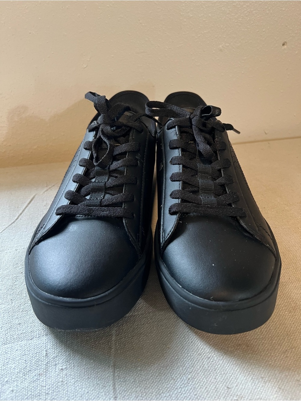 Skechers Men's All-Black Low-Top Sneakers size 10